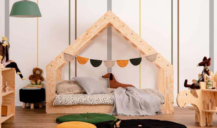 Drewniane łóżko domek MOON G z okienkiem w dachu wykonane ze sklejki sosnowej w kolorze naturalnego drewna